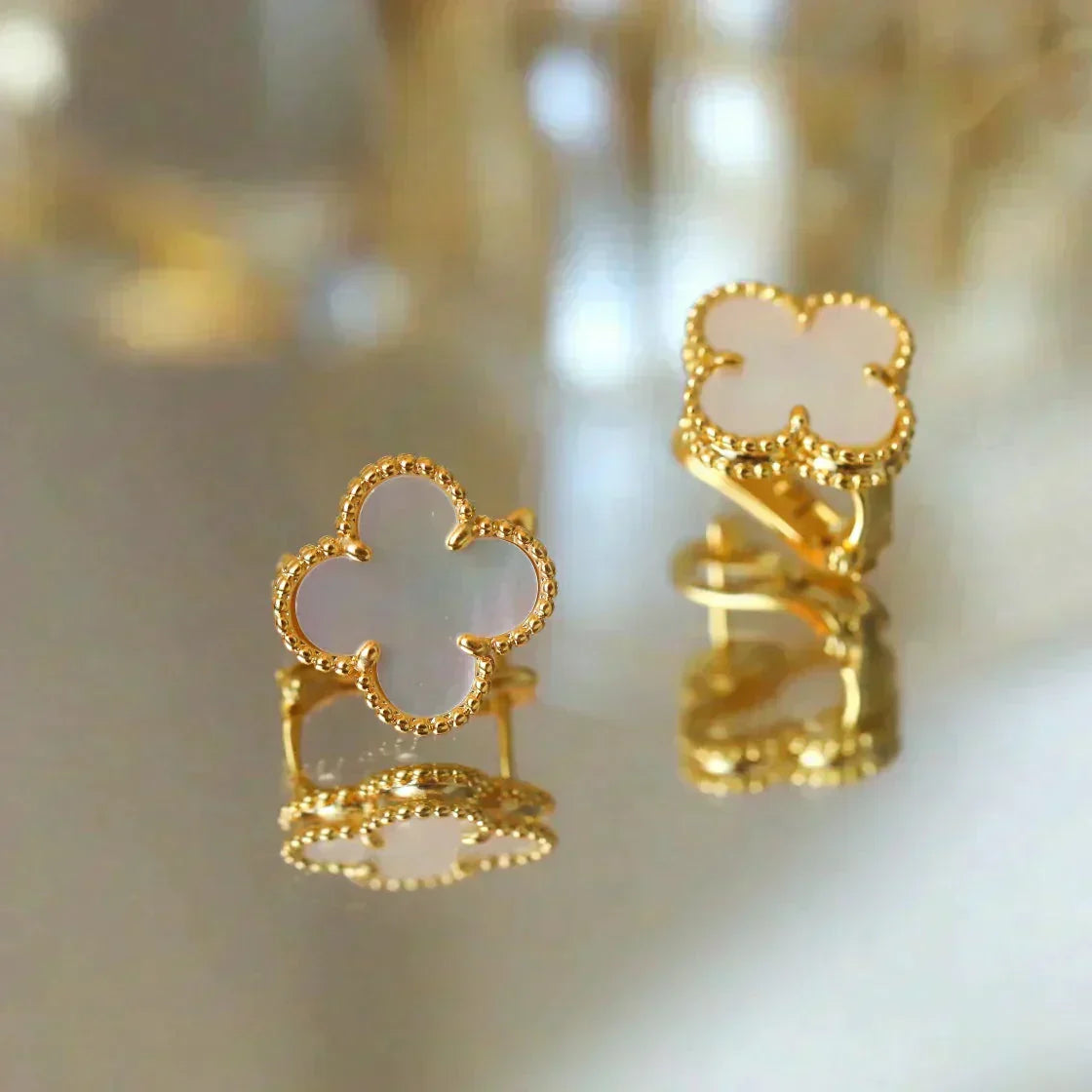 [Clover-Jewelry]CLOVER MEDIUM 1 MOTIFS  WHITE MOP STUD EARRINGS