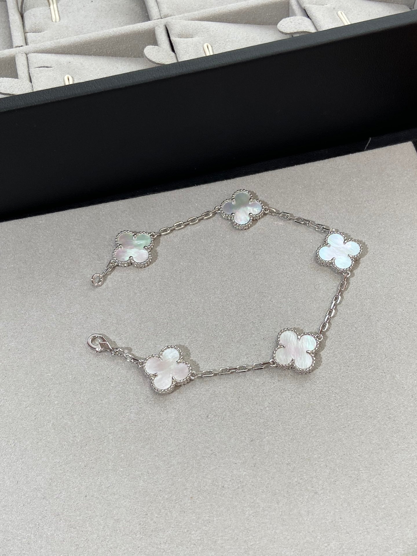 [Clover-Jewelry]CLOVER SILVER MOP 5 MOTIF BRACELET