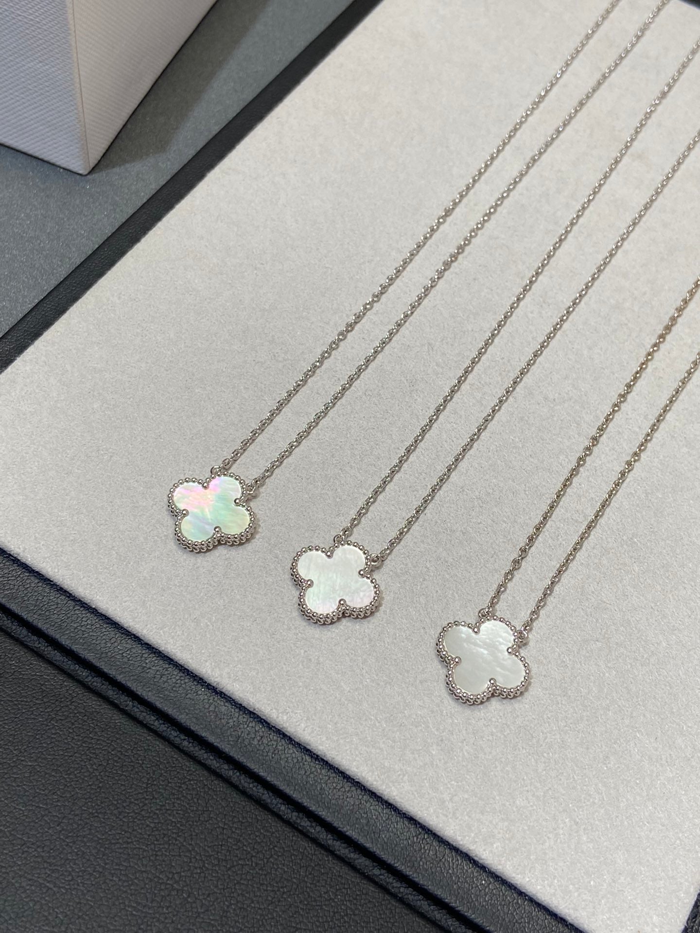 [Clover-Jewelry]CLOVER MEDIUM SILVER WHITE MOP NECKLACE