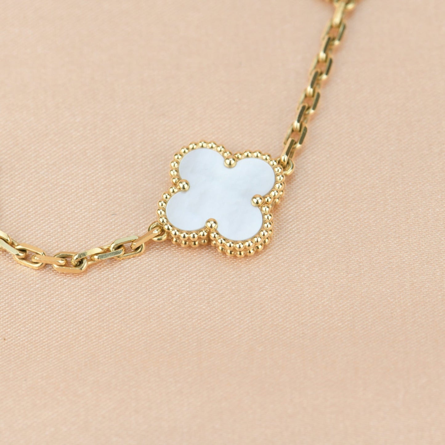 [Clover-Jewelry]CLOVER  5 MOTIF WHITE MOP BRACELET