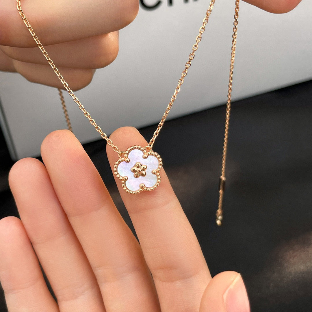 [Clover-Jewelry]LUCKY  WHITE MOP  PLUM BLOSSOM NECKLACE