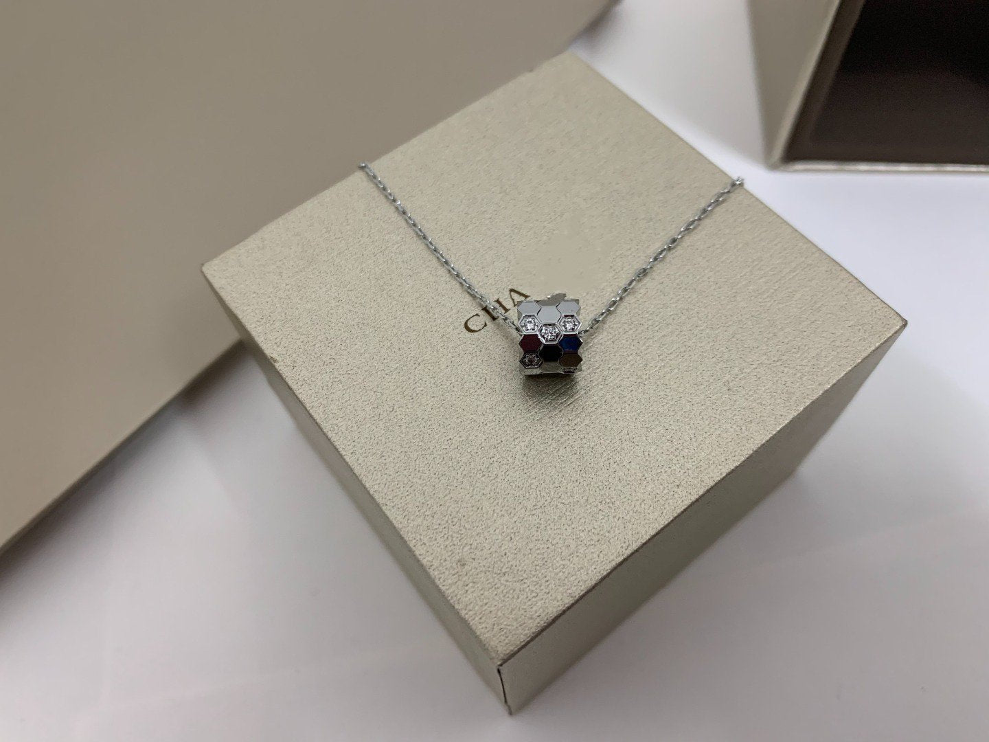 [Clover-Jewelry]BEE LOVE DIAMOND NECKLACE