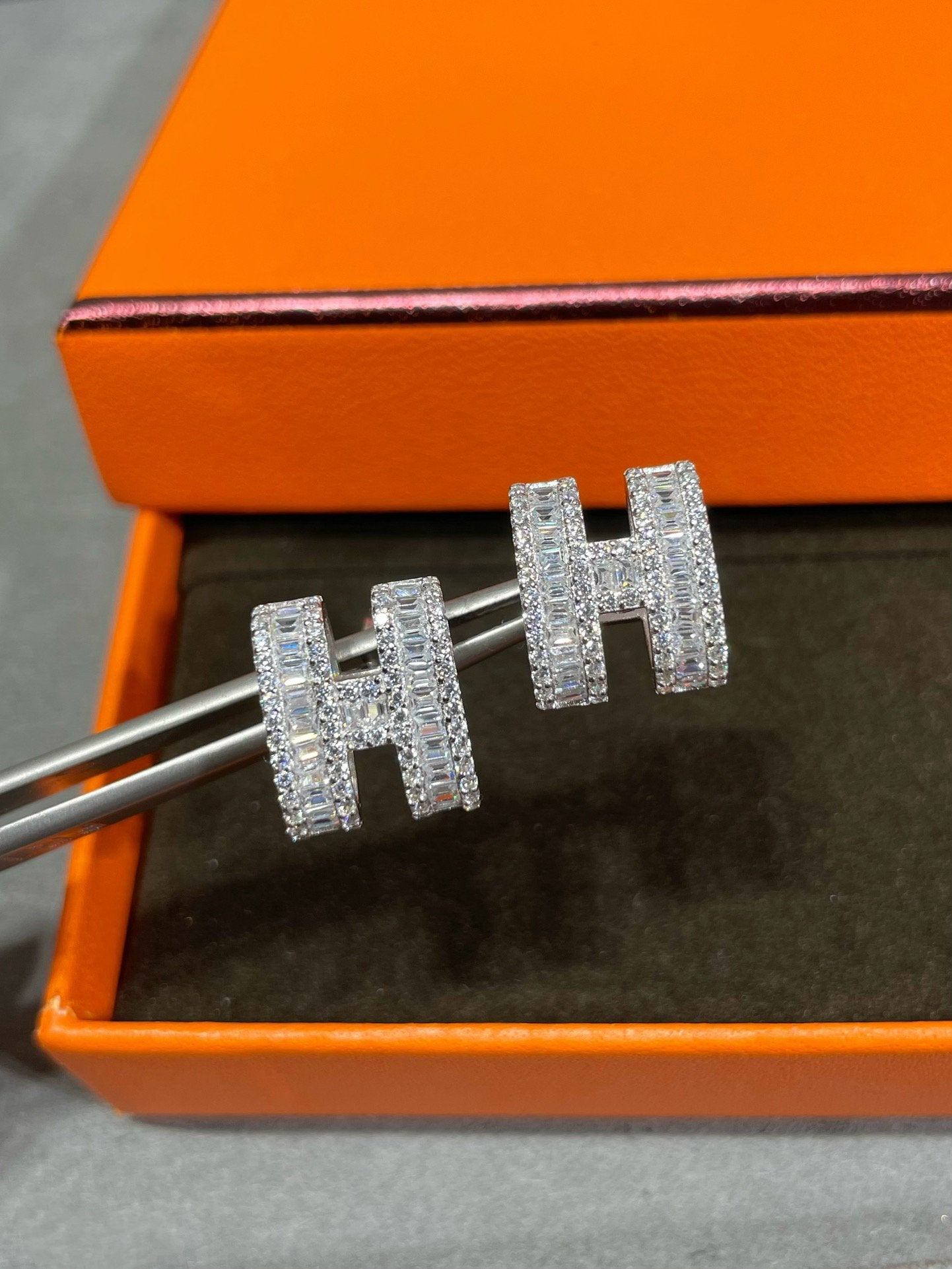 [Clover-Jewelry]H STUD EARRINGS WITH SILVER DIAMONDS