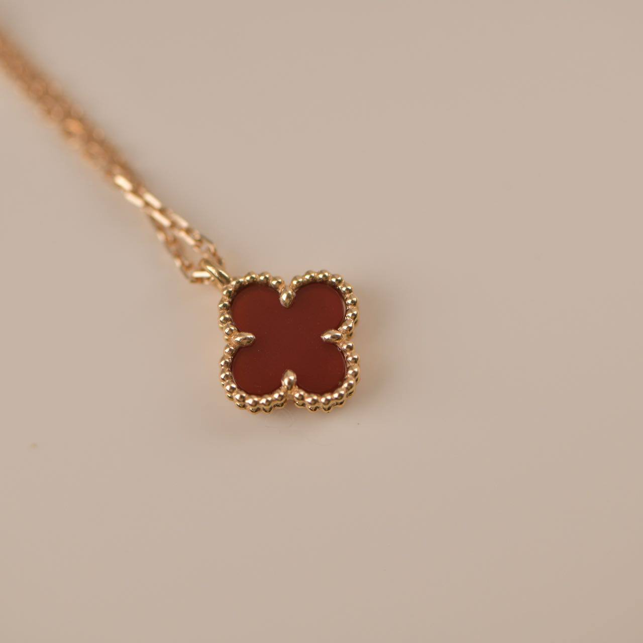 [Clover-Jewelry]CLOVER MINI 9.5MM WHITE CARNELIANS NECKLACE