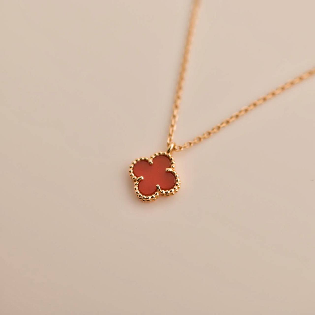 [Clover-Jewelry]CLOVER MINI 9.5MM WHITE CARNELIANS NECKLACE